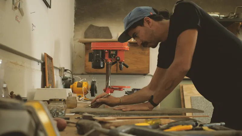 Un artisan menuisier à son établi
